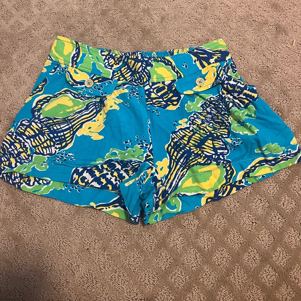 Lilly Pulitzer XS pull on shorts with shell print
